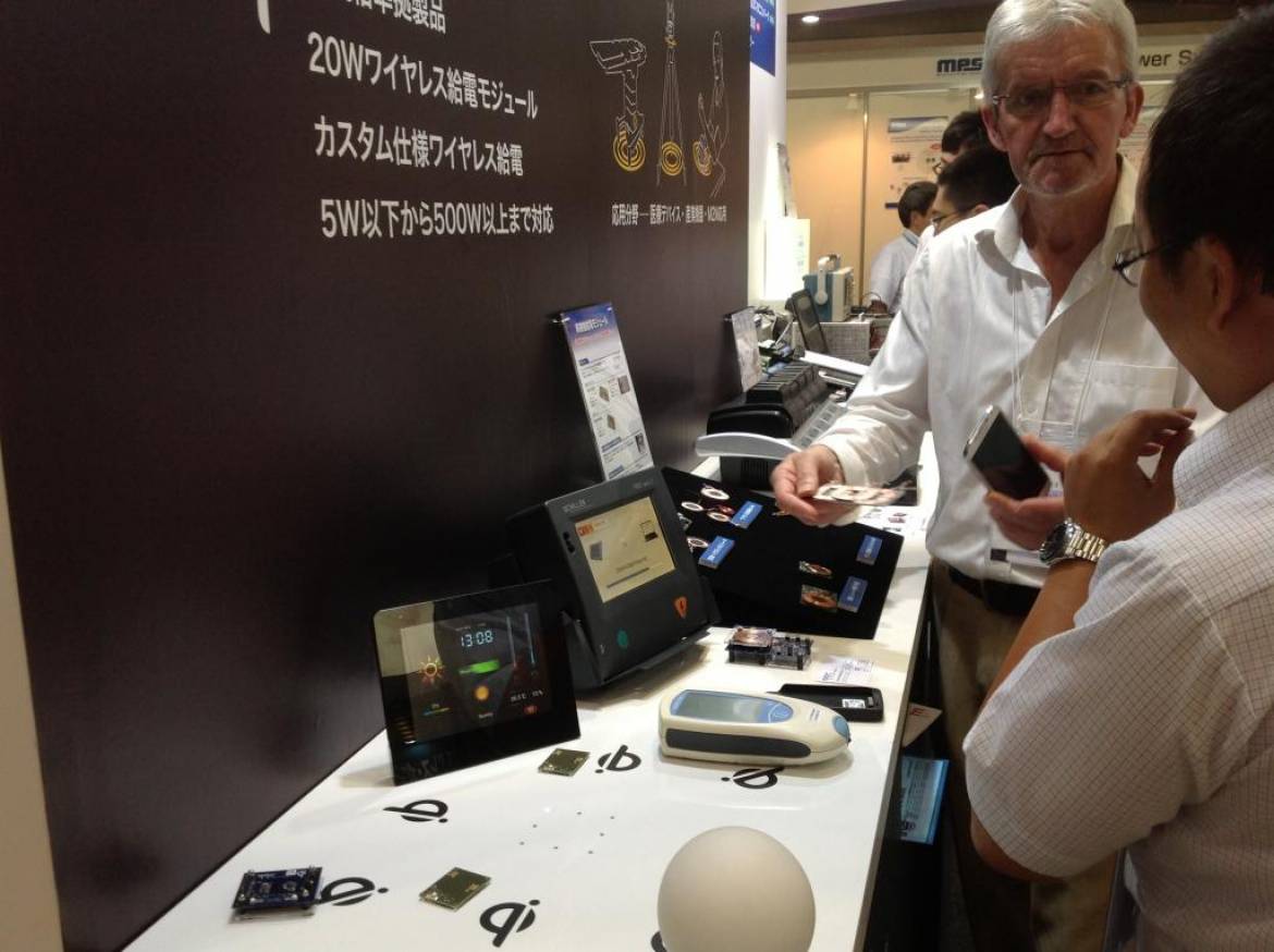 RRC 社の非接触給電ソリューションの展示。 Qi 規格準拠ワイヤレスパワーのデモを実施しました。