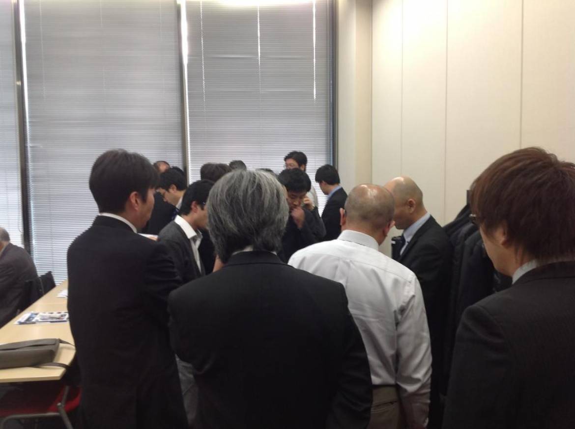 休憩中に大勢の参加者がデモや評価ボードを触る機会がありました