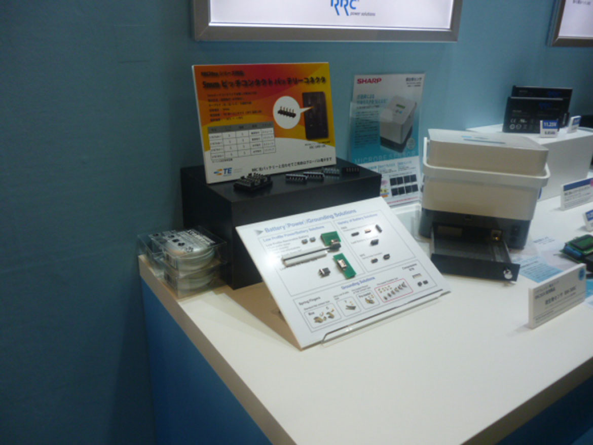 RRC バッテリーパックで使用されているタイコのコネクタも展示