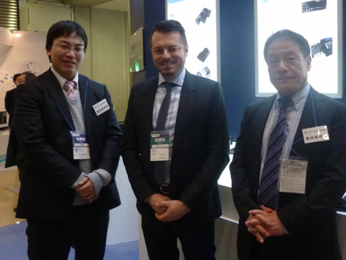 展示会のために来日した RRC 社 CEO Gerhard Ruffing 氏（中央）と弊社 RCC ライン担当とのグループ写真。