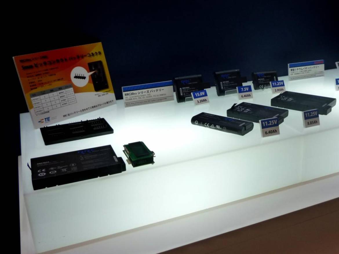 リチウムイオン二次電池パック RRC20xx シリーズの展示。一部のバッテリに使用されるタイコ社のコネクタの参考出展。
