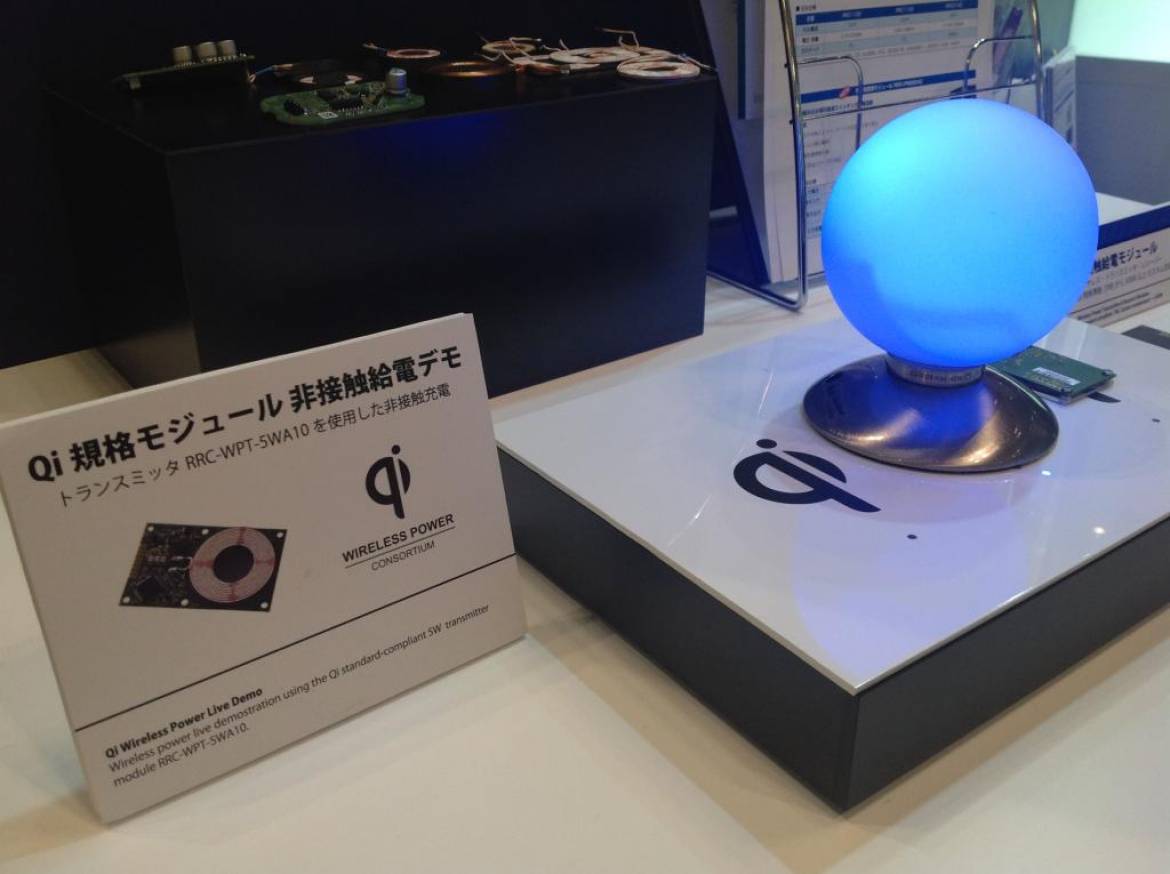 WPC (Wireless Power Consortium) 策定の非接触給電規格 Qi のライブデモ