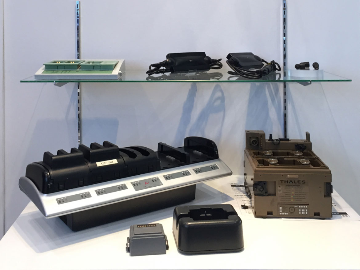 RRC 社製のカスタム事例やカーアダプターの展示
