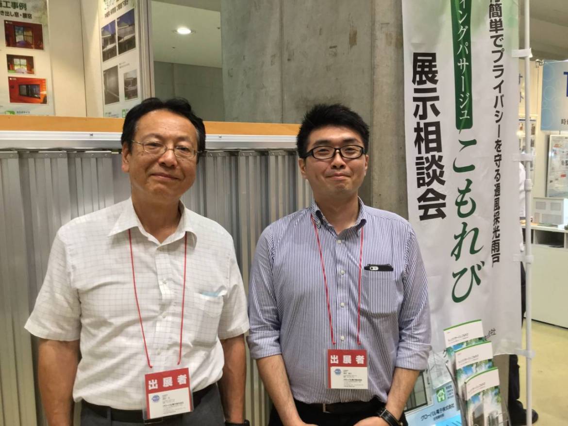 説明員を務めた弊社住宅建材部のスタッフ（左 須田 治、右 神村 雄太）