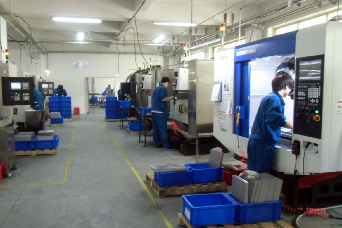 工場内の CNC ライン
