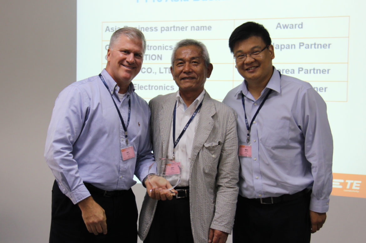 Best Japan Partner 賞 受賞風景（左から右：TE VP Sales & Marketing Mike Hart 氏、当社センサ事業部 石原部長、TE Asia Vertical Markets Senior Director Ben Tan 氏）