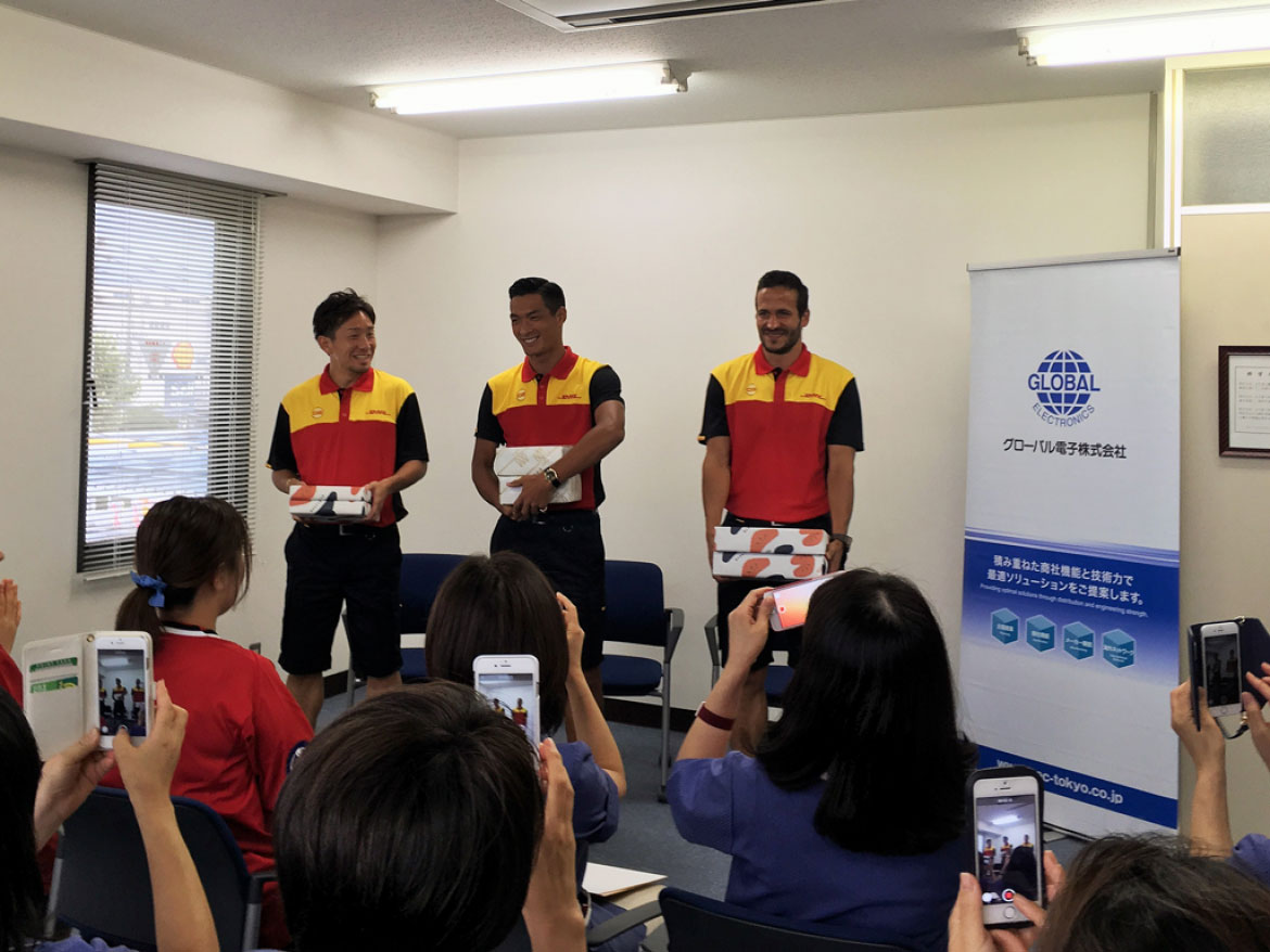 （左から）DHL ユニフォーム姿の宇賀神選手、槙野選手、ズラタン選手が会場に登場