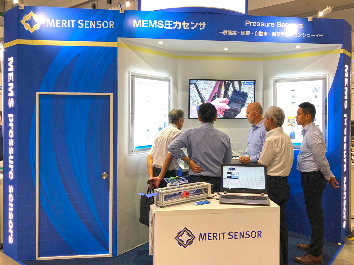 Merit Sensor CEO Rick Russell 氏（真ん中）がブースに訪れていました