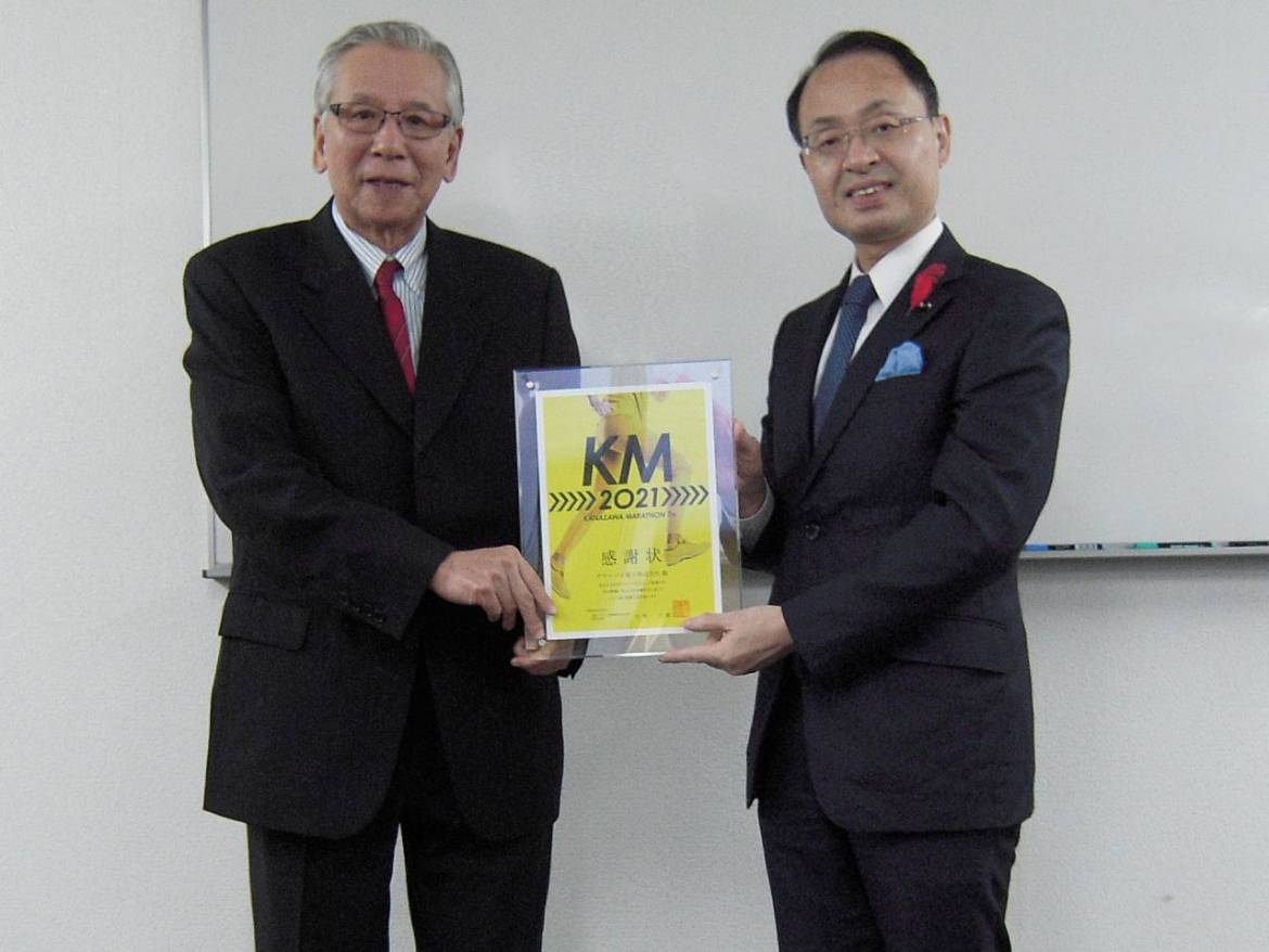 弊社松田会長（左）と山野金沢市長（右）