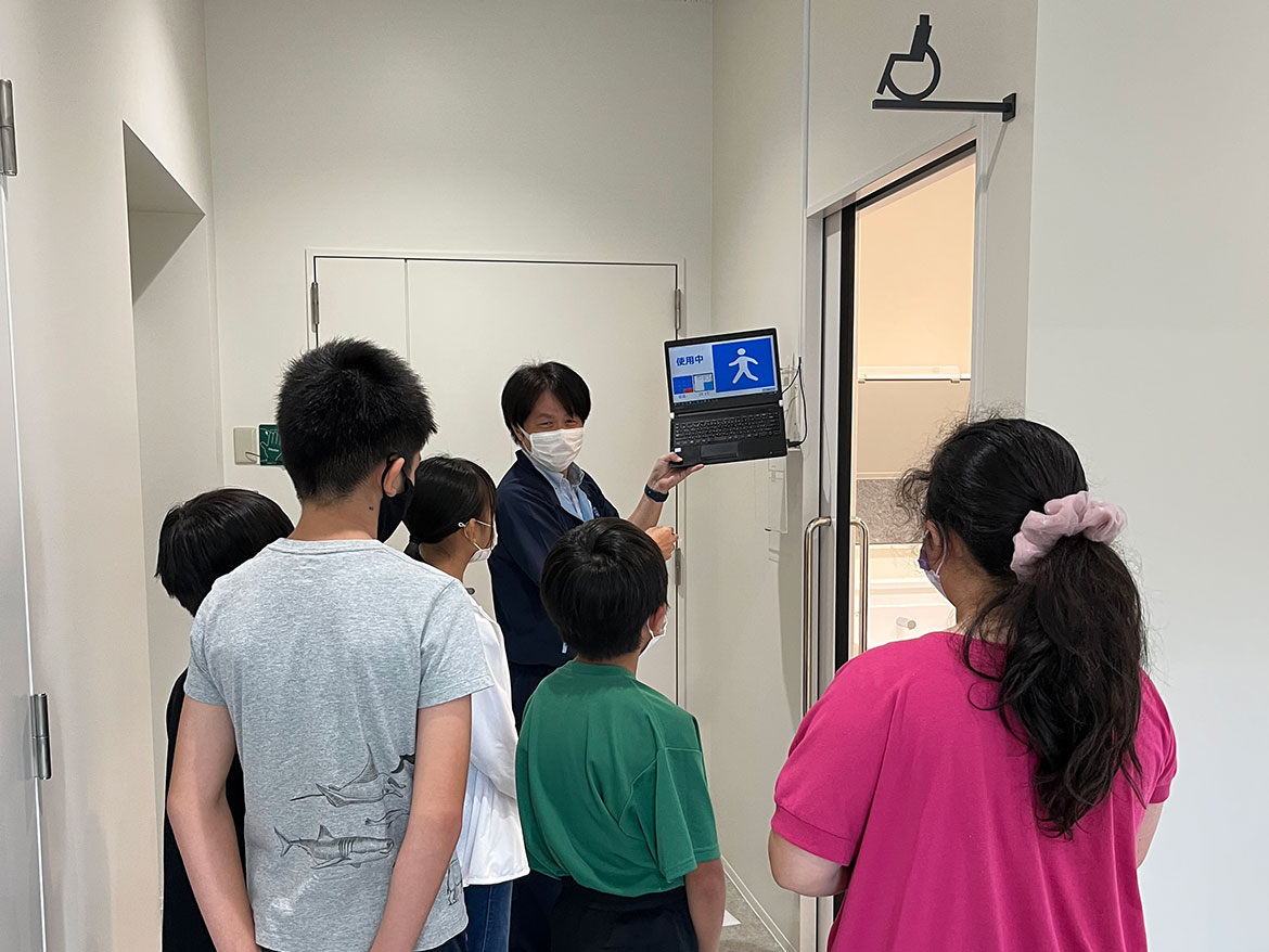 実際に施設に設置されているトイレセンサでの人検知を体験しました。