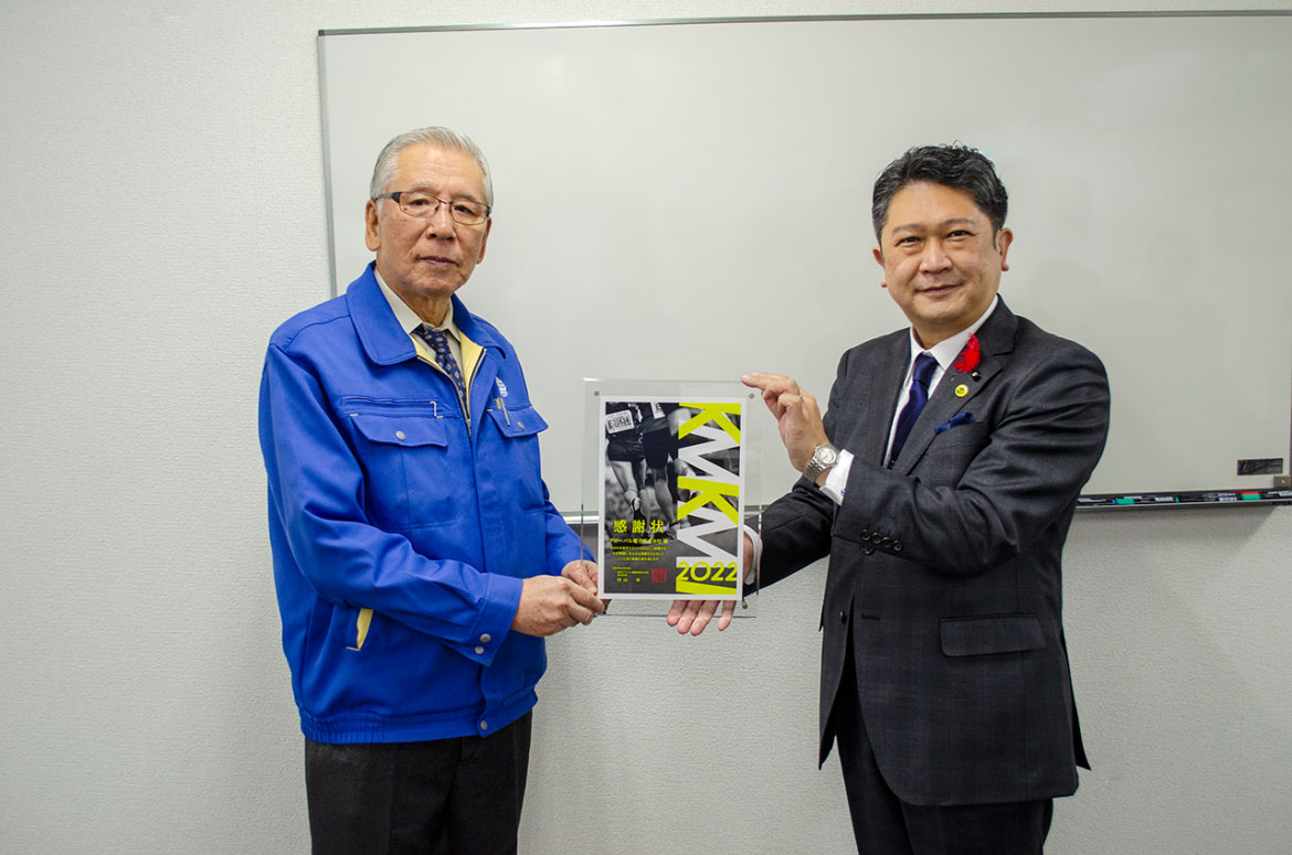 弊社松田会長（左）と村山金沢市長（右）