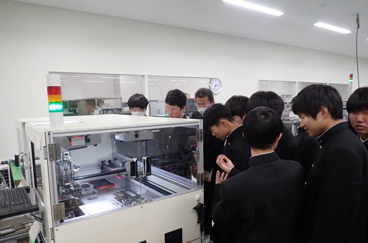 工場見学：意欲的に見学される生徒の皆様