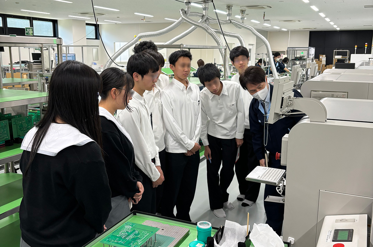 工場見学：意欲的に見学される生徒の皆様