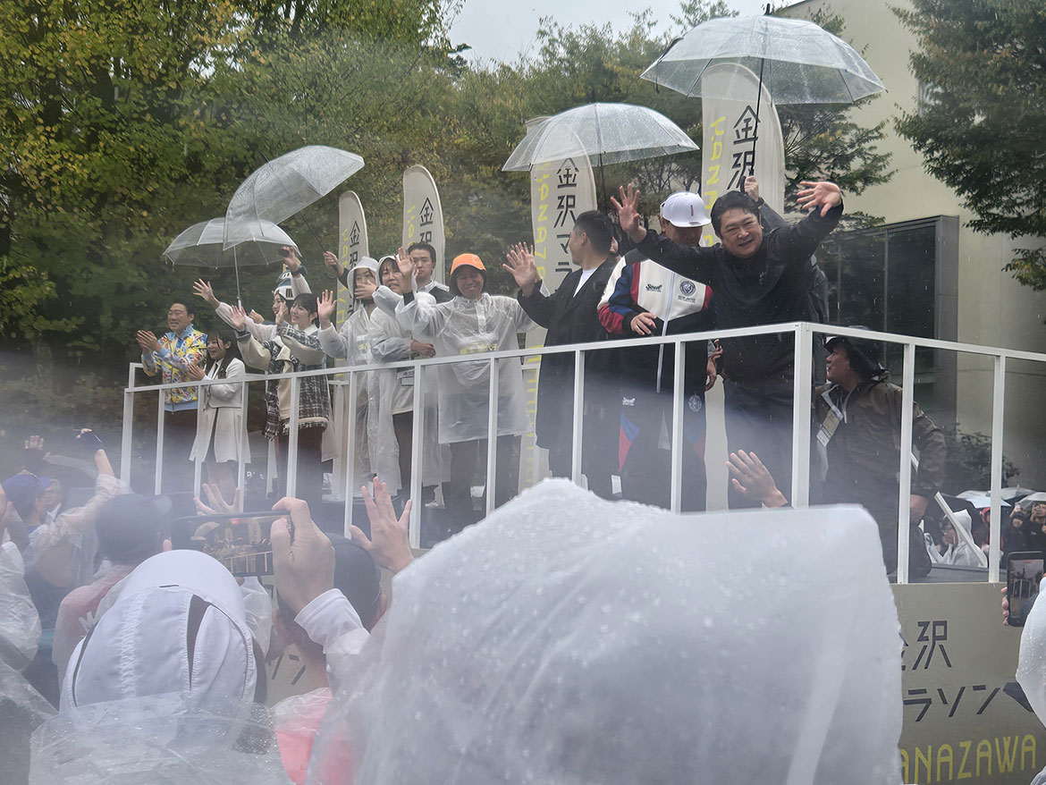 村山卓（むらやま たかし）金沢市長をはじめ、大会ゲストの方々も雨の中応援に駆け付けました