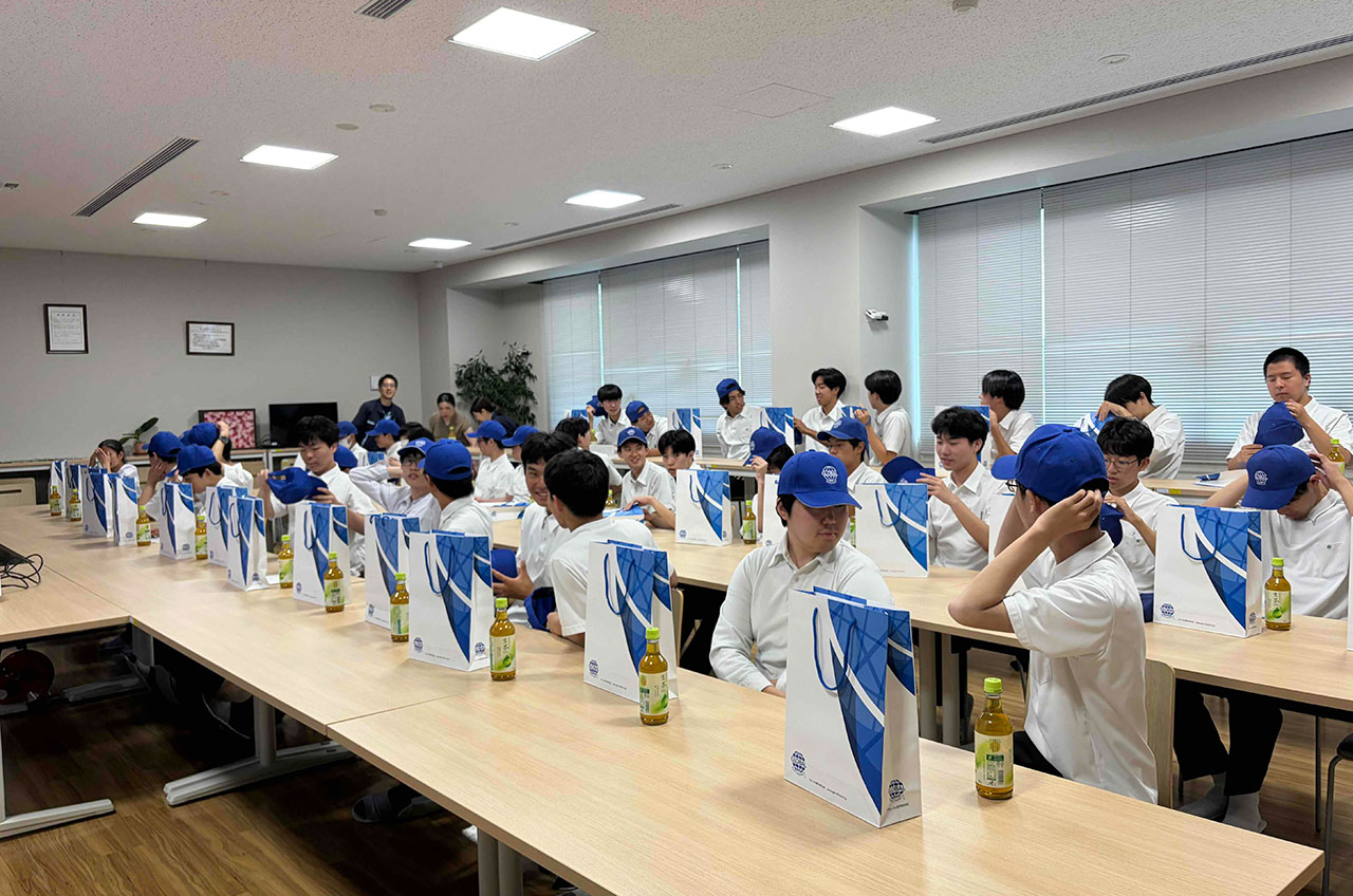 実験農場へ移動する前に、生徒の皆さん全員に当社ロゴ入りキャップをプレゼントしました