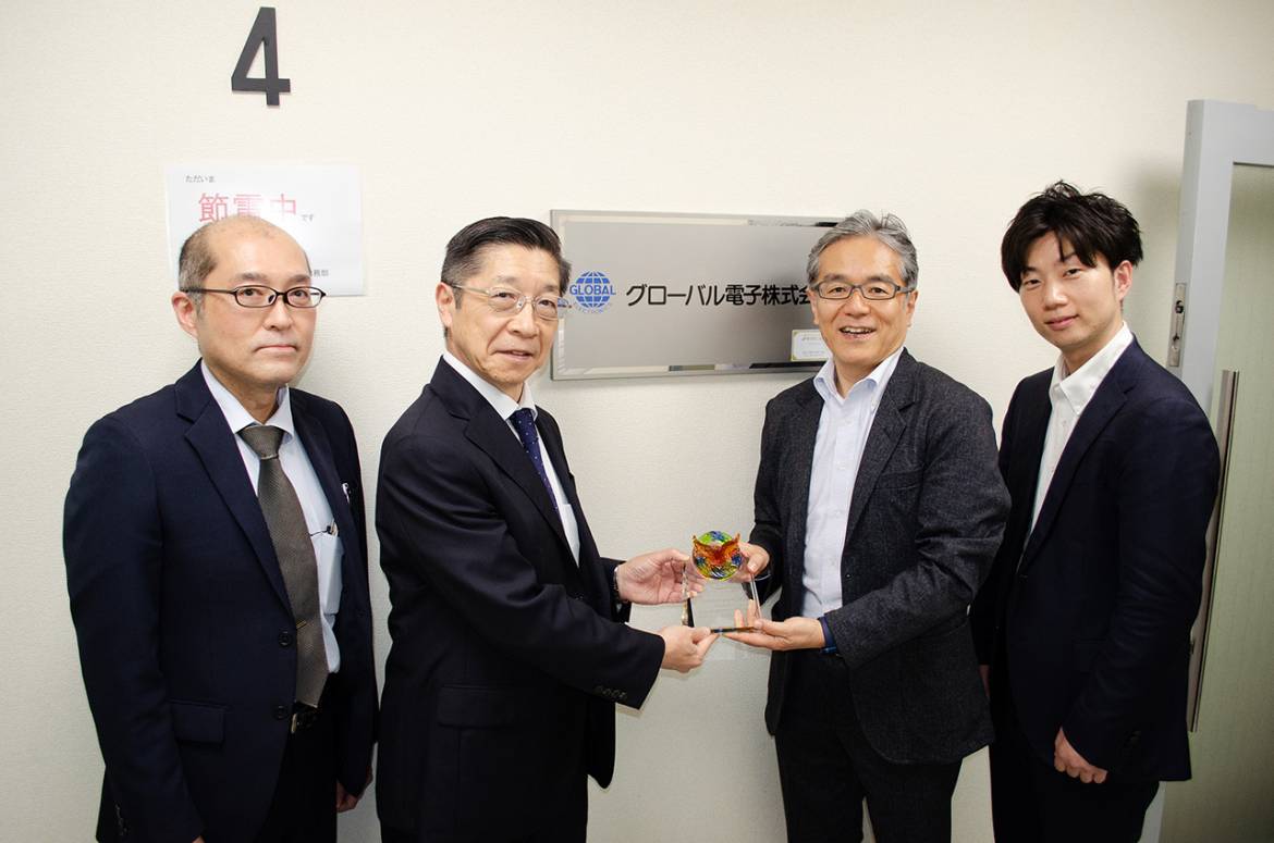 弊社代表取締役社長　一木（左から二人目）、ボーンズアジアパシフィック日本支店カントリーセールスマネージャー　堀江様（左から三人目）