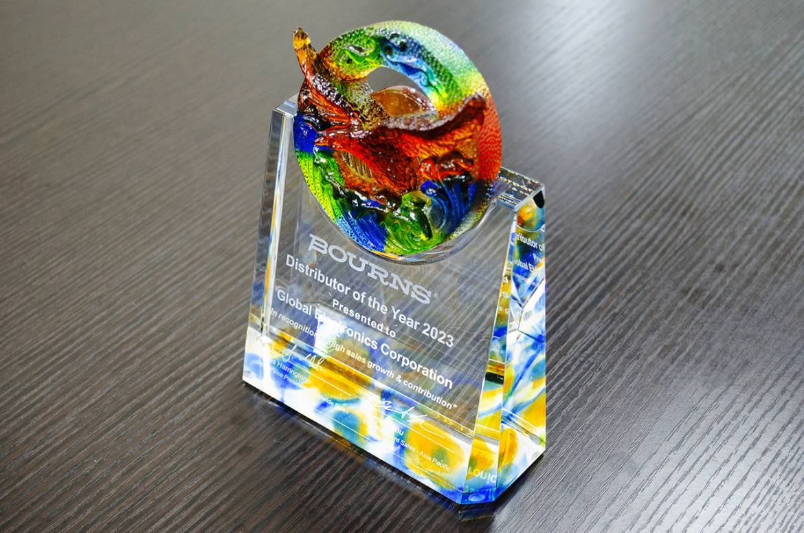 弊社が受賞した「Distributor of the Year 2023」のトロフィー