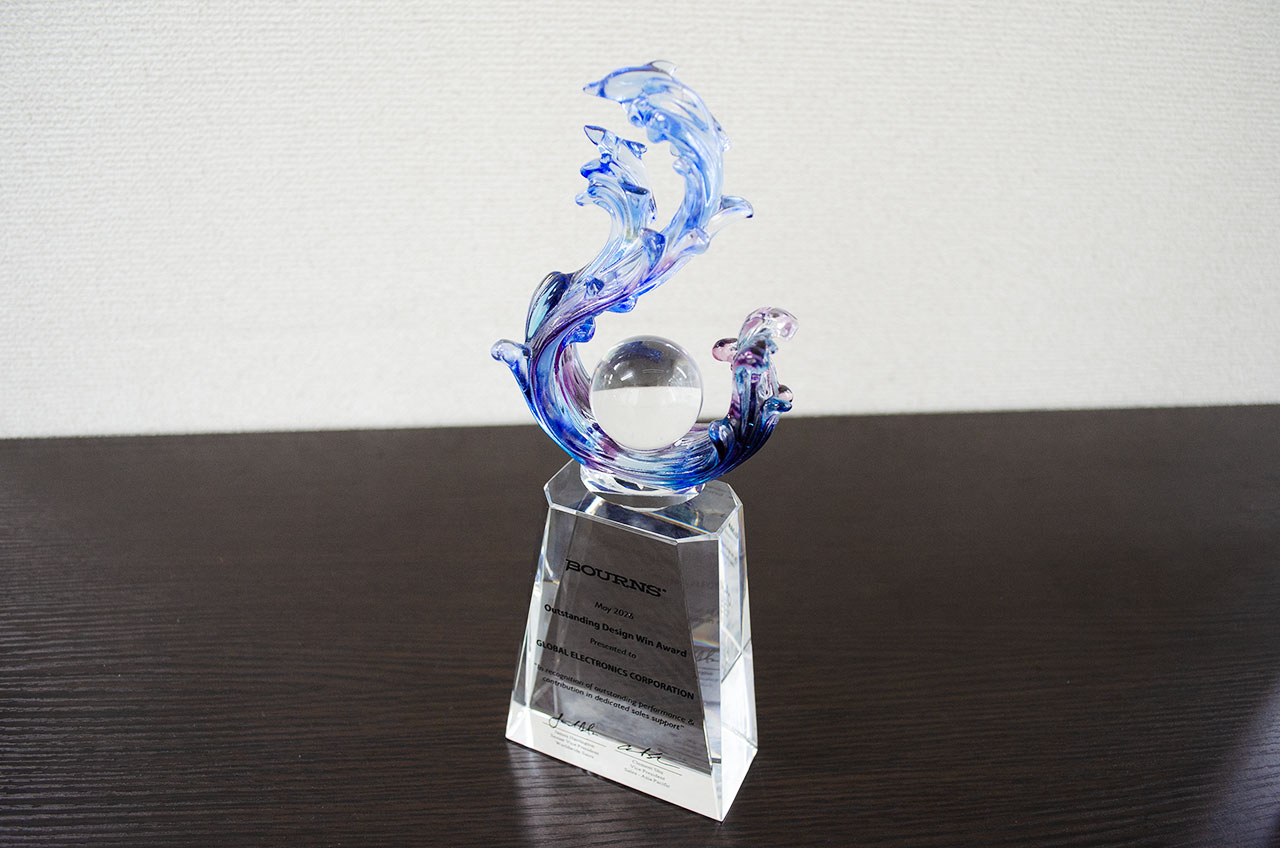 弊社が受賞した「Outstanding Design Win Award」のトロフィー