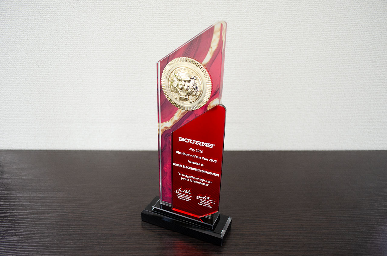 弊社が受賞した「Distributor of the Year 2025」のトロフィー