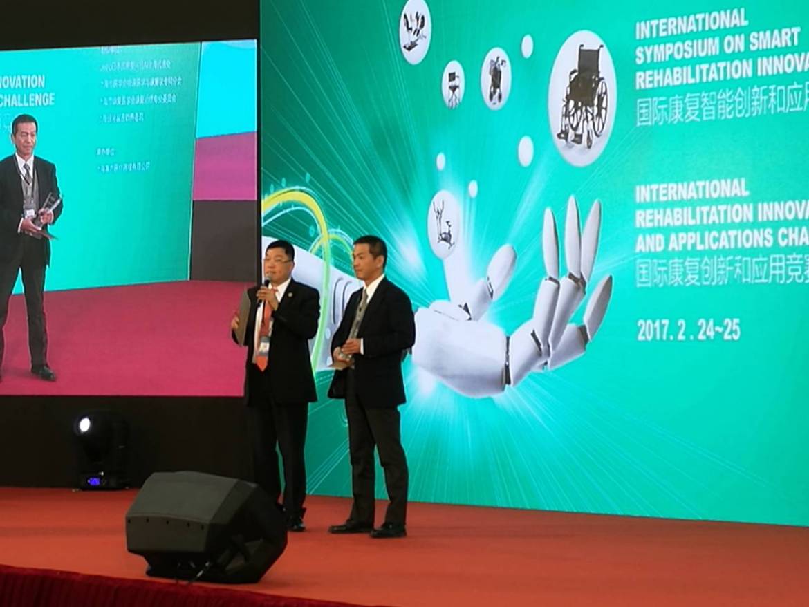 「リラフィール」の製造元であるグローバルマイクロニクス社の矢島取締役（右）が最優秀新技術賞を受け取りました