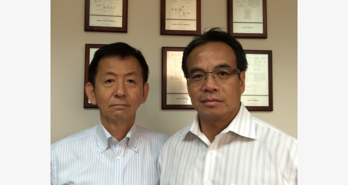 ESS 本社にて、弊社 ESS ライン責任者 白川営業副本部長（左）と Robert Wong 氏（右）